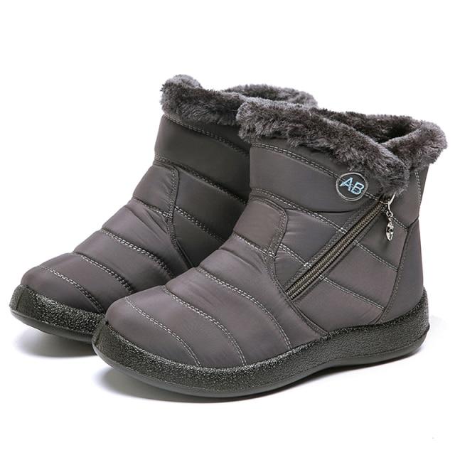 Low heel detail on women's comfortable winter ankle boots, suitable for everyday casual wear.
