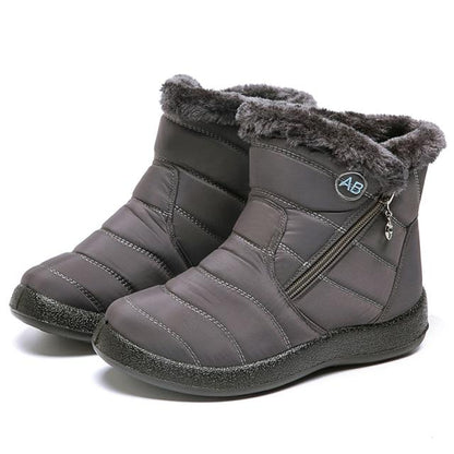 Low heel detail on women's comfortable winter ankle boots, suitable for everyday casual wear.