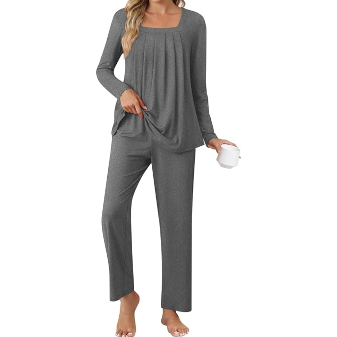 Women's comfy 2-piece lounge pajama set with pockets. Soft, relaxed sleepwear.