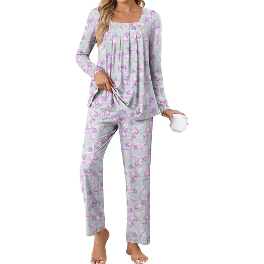 Relaxed fit women's pajama set. Ultra-soft fabric, ideal for lounging at home.