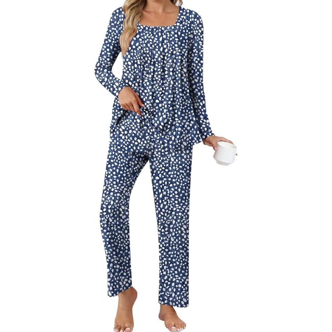 Stylish women's sleepwear set with practical pockets. Comfy and versatile loungewear.