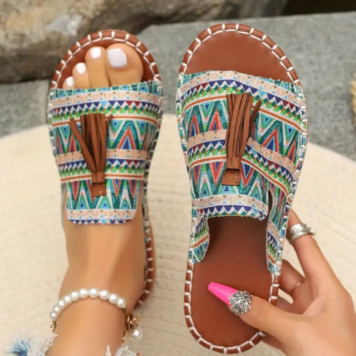 Everyday women's flat sandals, vibrant slip-on design for a chic summer look.