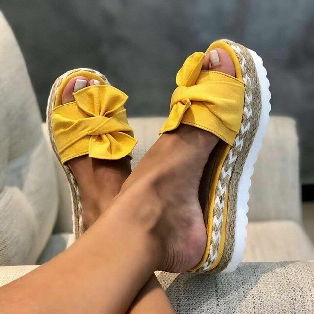 Open-toe women's platform sandals with excellent arch support. Ideal for comfortable summer fashion.