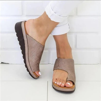 Women's corrective sandals for foot alignment relief, featuring arch support & cushioned sole.