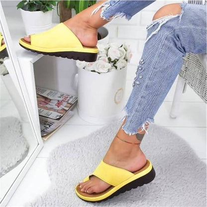 Slip-on women's summer sandals providing foot alignment and supportive comfort.