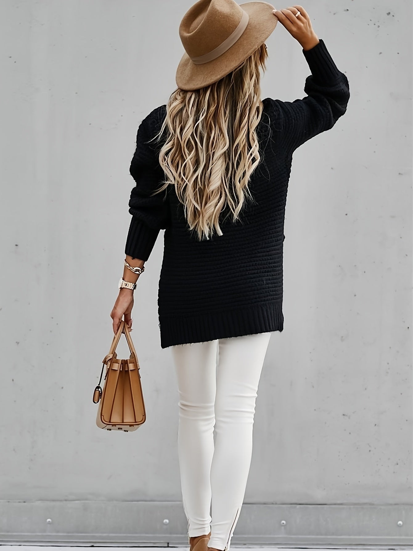 Casual women's oversized chunky knit sweater, ideal for comfortable daily wear.