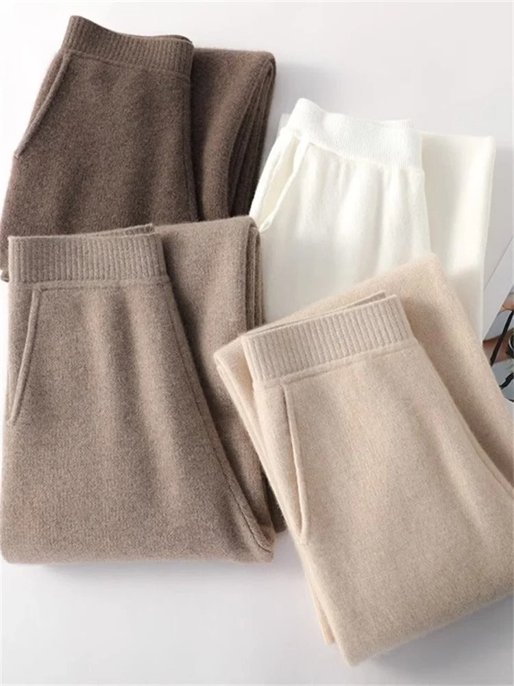 Soft women's lounge pants with a high waist, offering versatile comfort for leisure or everyday style.