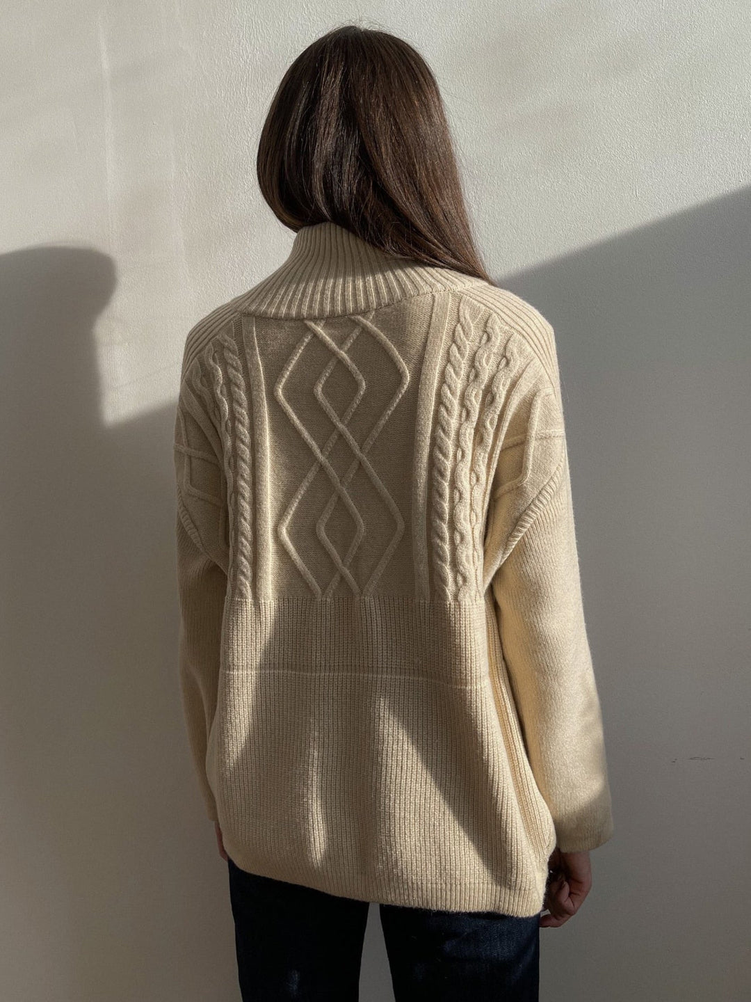 Versatile women's oversized knit pullover sweater, a staple cozy knit top for various fall and winter outfits.