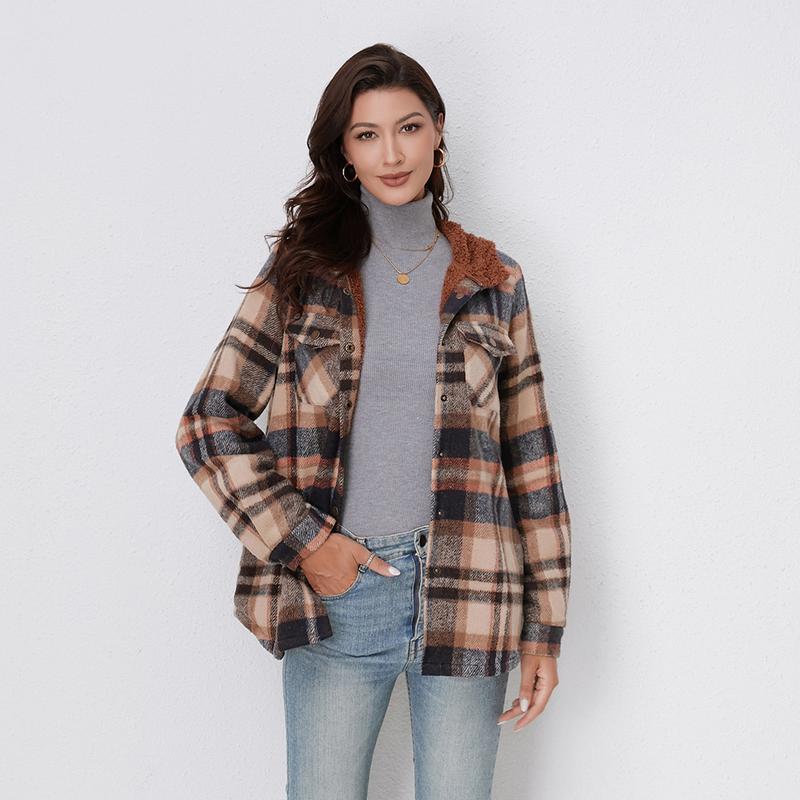 Warm women's hooded plaid jacket, an essential cozy and casual piece for fall and winter.
