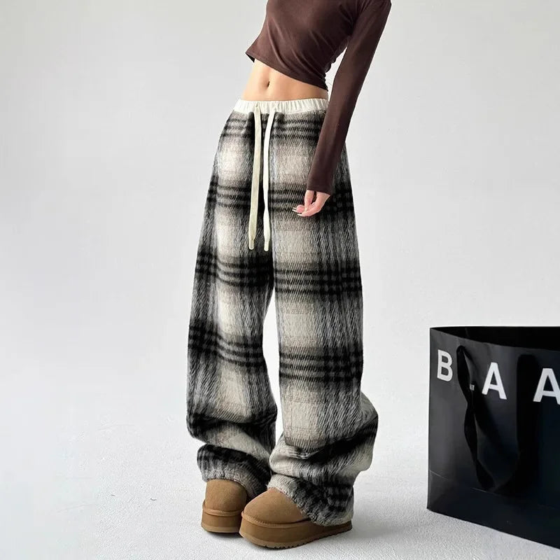 Stylish women's plaid wide-leg pants for casual wear. Relaxed fit, perfect for fall/winter comfort.