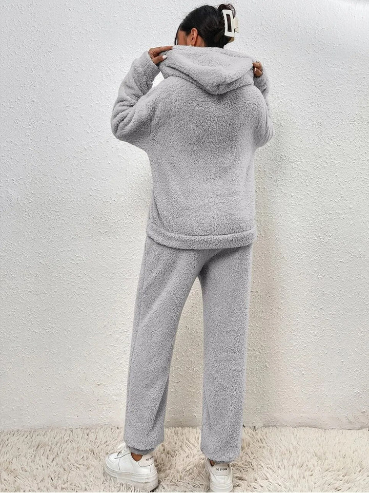 Luxurious women's plush set, ultimate comfort wear with a soft touch, ideal for relaxed winter days.