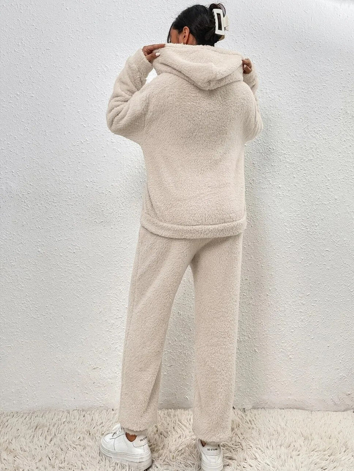 Ultra-soft women's plush loungewear set, ultimate comfort wear. Ideal for relaxing and casual moments.