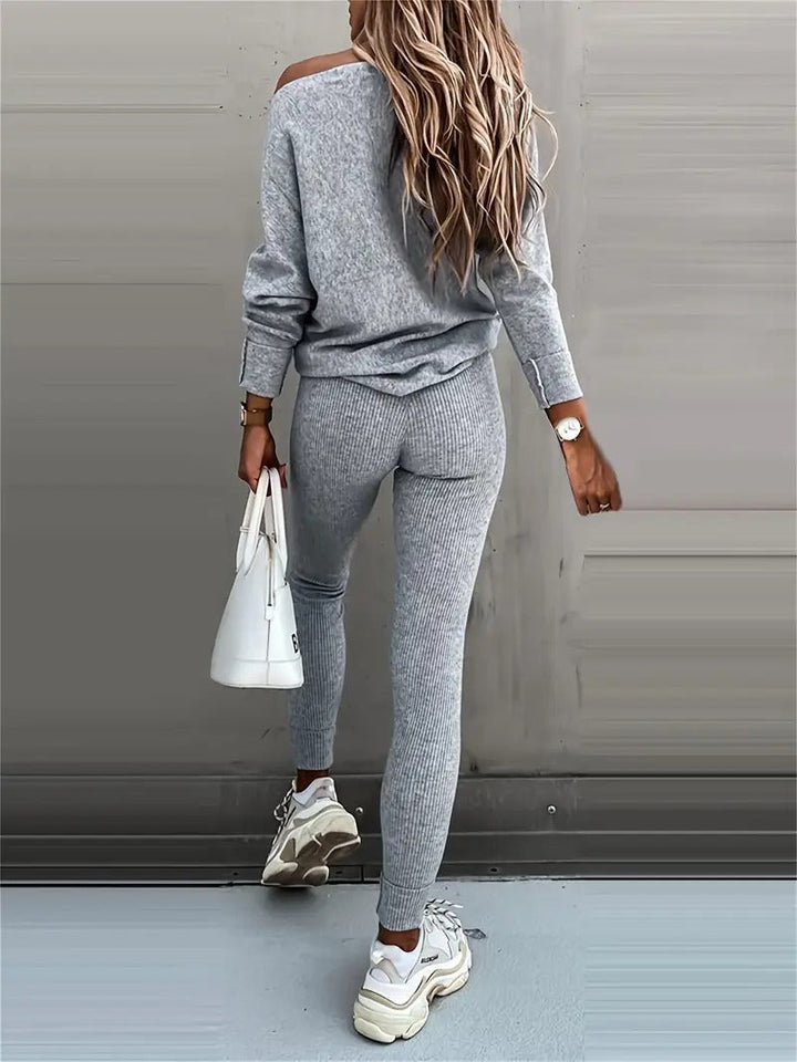Modern women's ribbed knit set, ideal for comfort and everyday fashion.