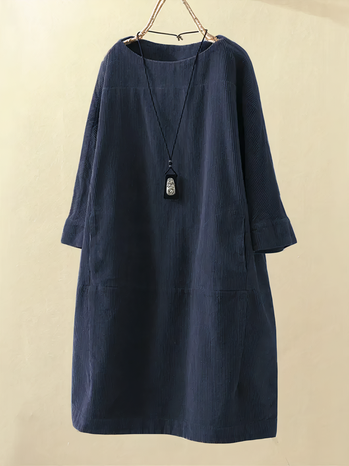 Elegant women's fall midi dress in a cozy textured fabric, featuring long sleeves and convenient side pockets.