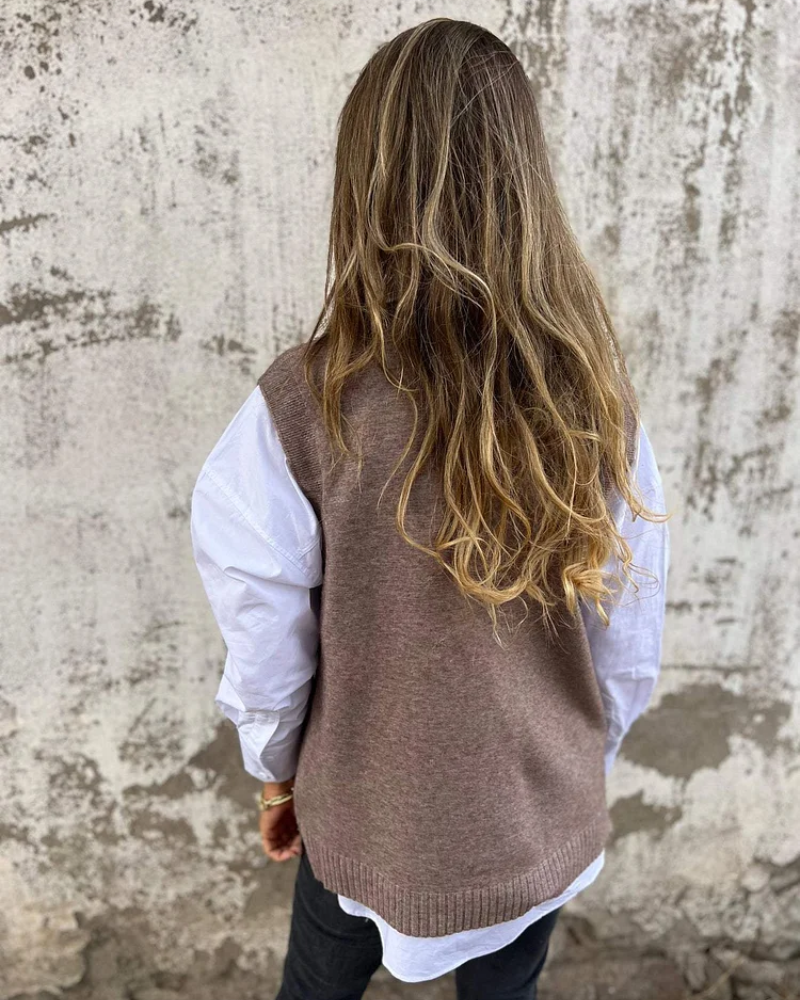 Effortless style with this comfortable women's V-neck knitted cardigan. Ideal for cozy fall outfits & everyday elegance.