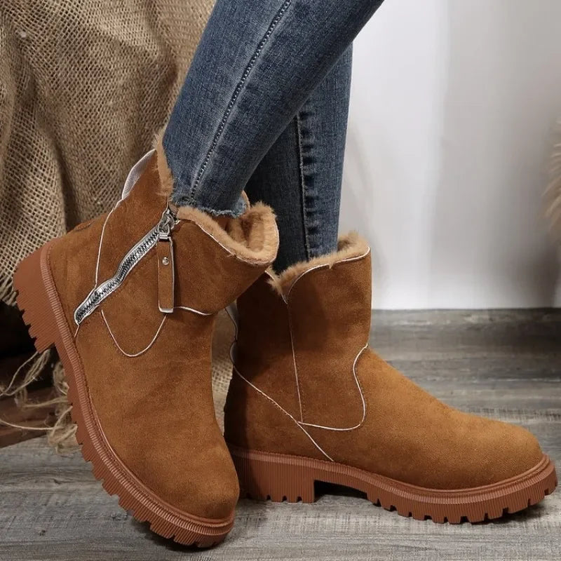Side profile of women's winter boots with a functional zipper, designed for maximum warmth and ease.