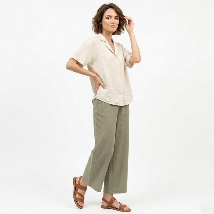 Casual slip-on women's flat sandals with crossover straps & open toe, great for warm weather & comfort.