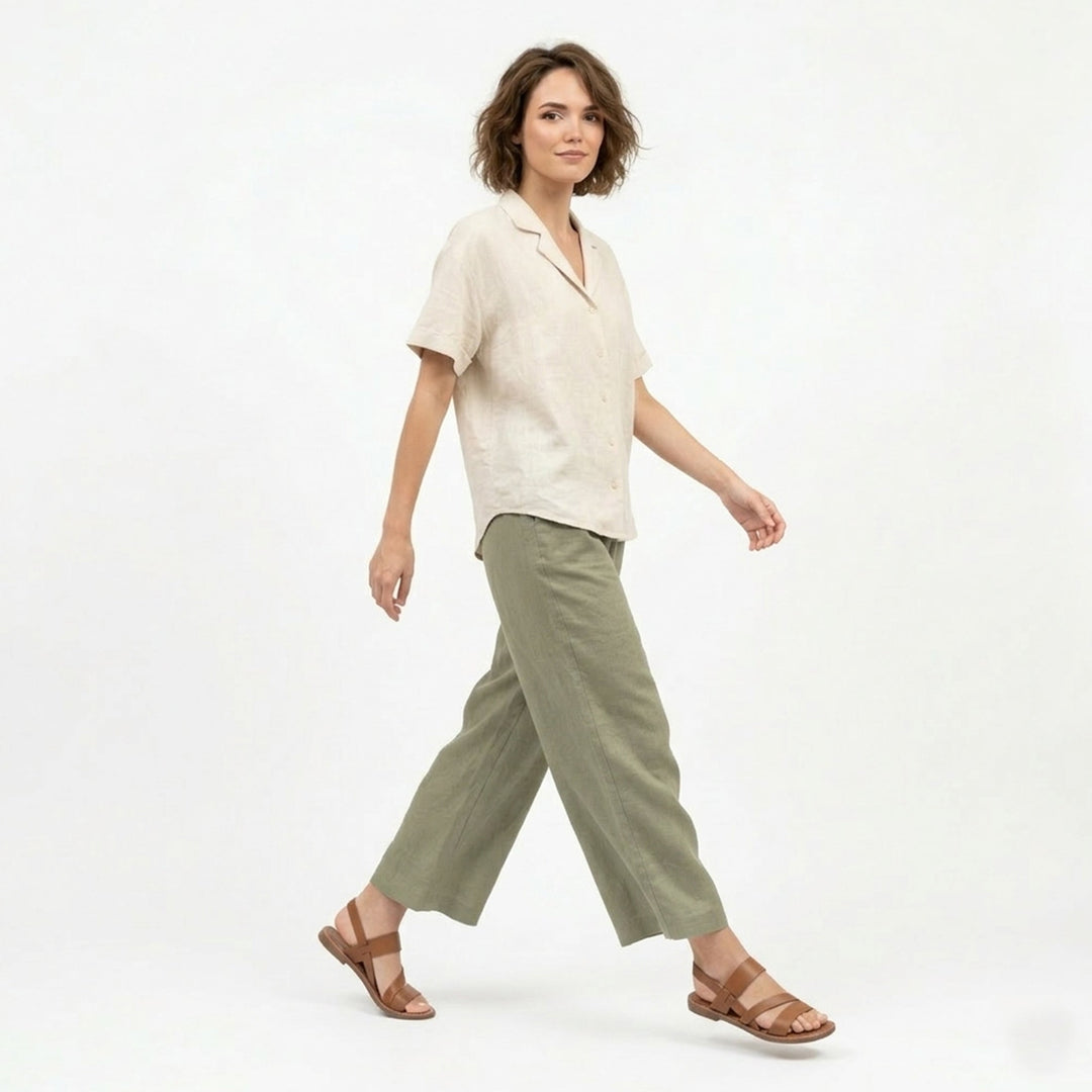 Versatile women's summer flat sandals with open-toe design & elegant crossover straps for daily comfort.