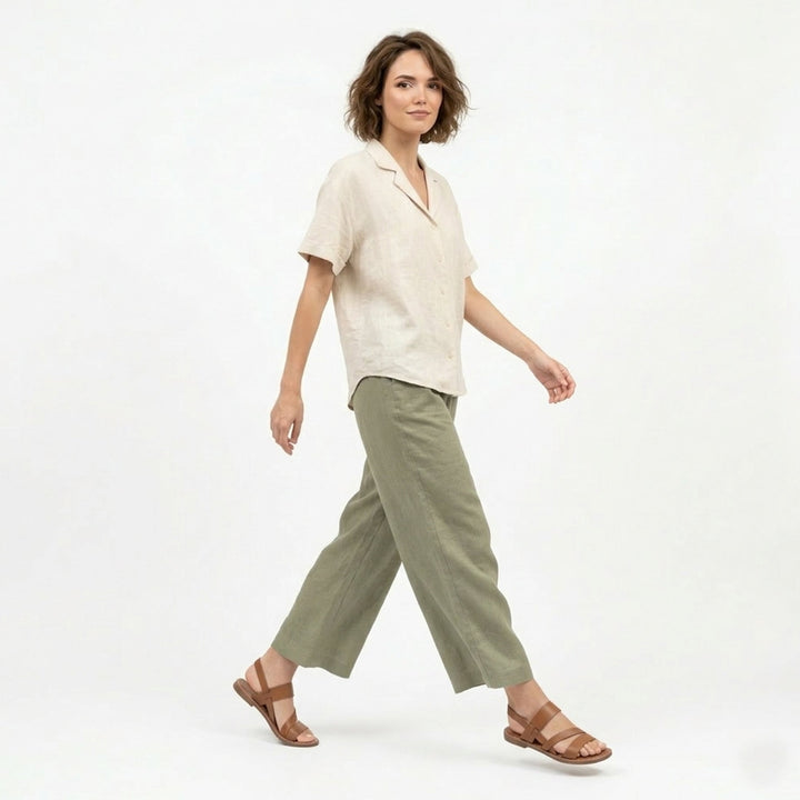 Versatile women's summer flat sandals with open-toe design & elegant crossover straps for daily comfort.