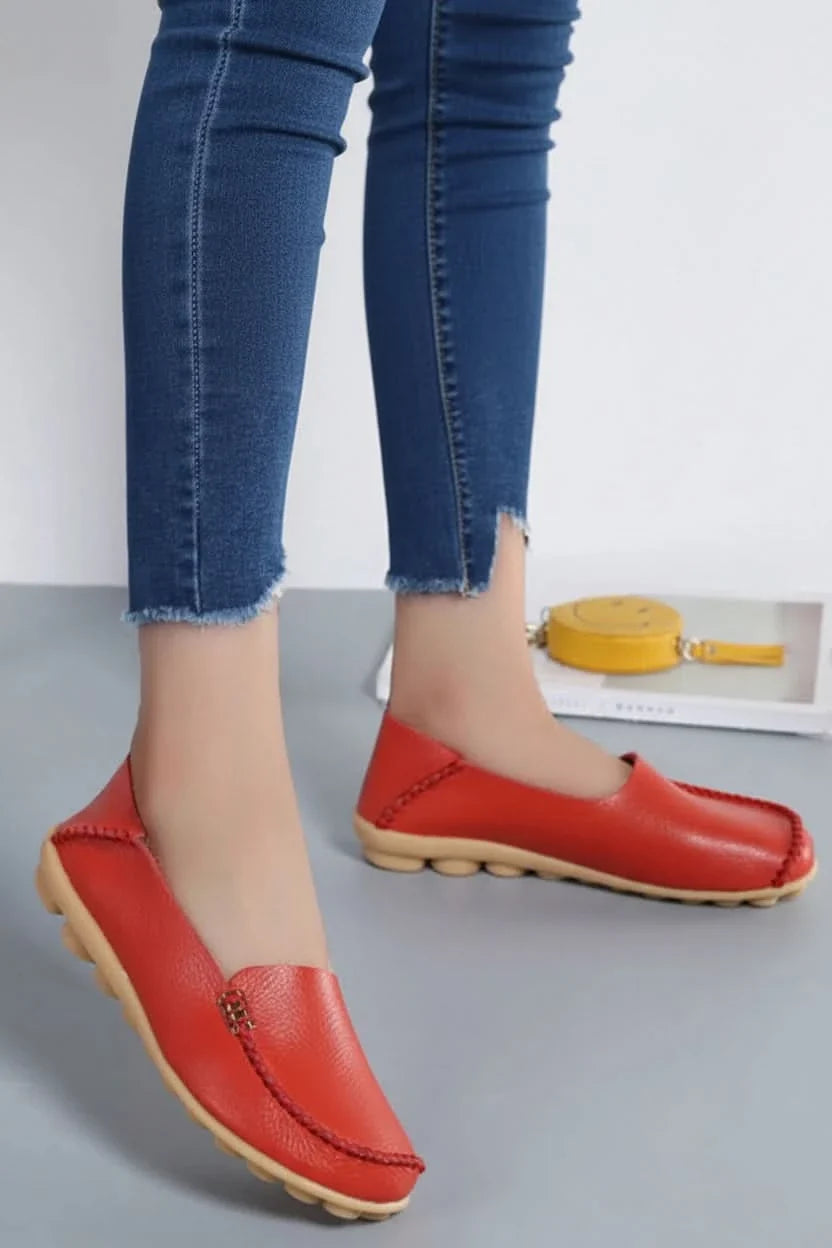 Easy-wear women's cushioned round toe flats, ideal for travel & all-day comfort.