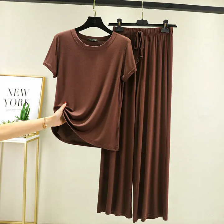 Cozy women's lounge set, a comfortable two-piece outfit with a relaxed fit for everyday casual elegance.