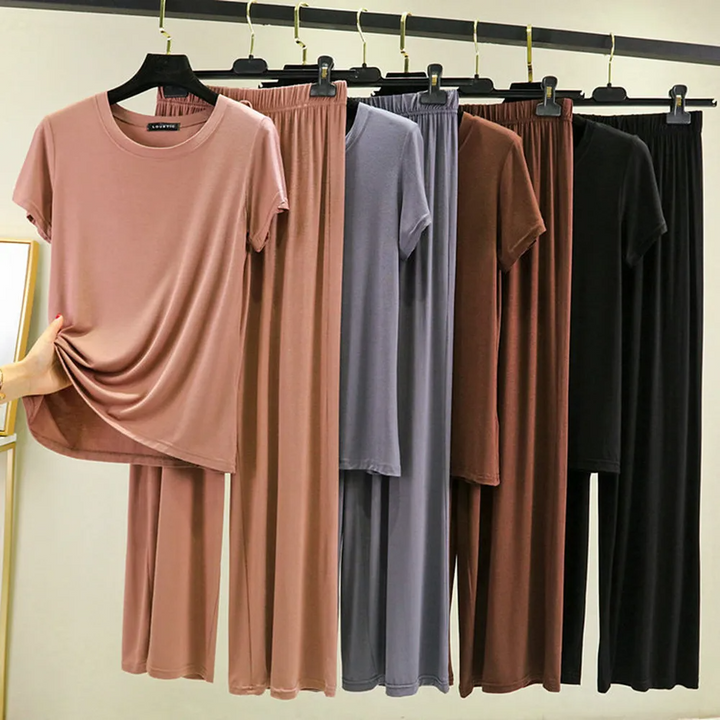 Comfortable women's lounge set with an adjustable, relaxed fit for versatile everyday wear and ultimate coziness.