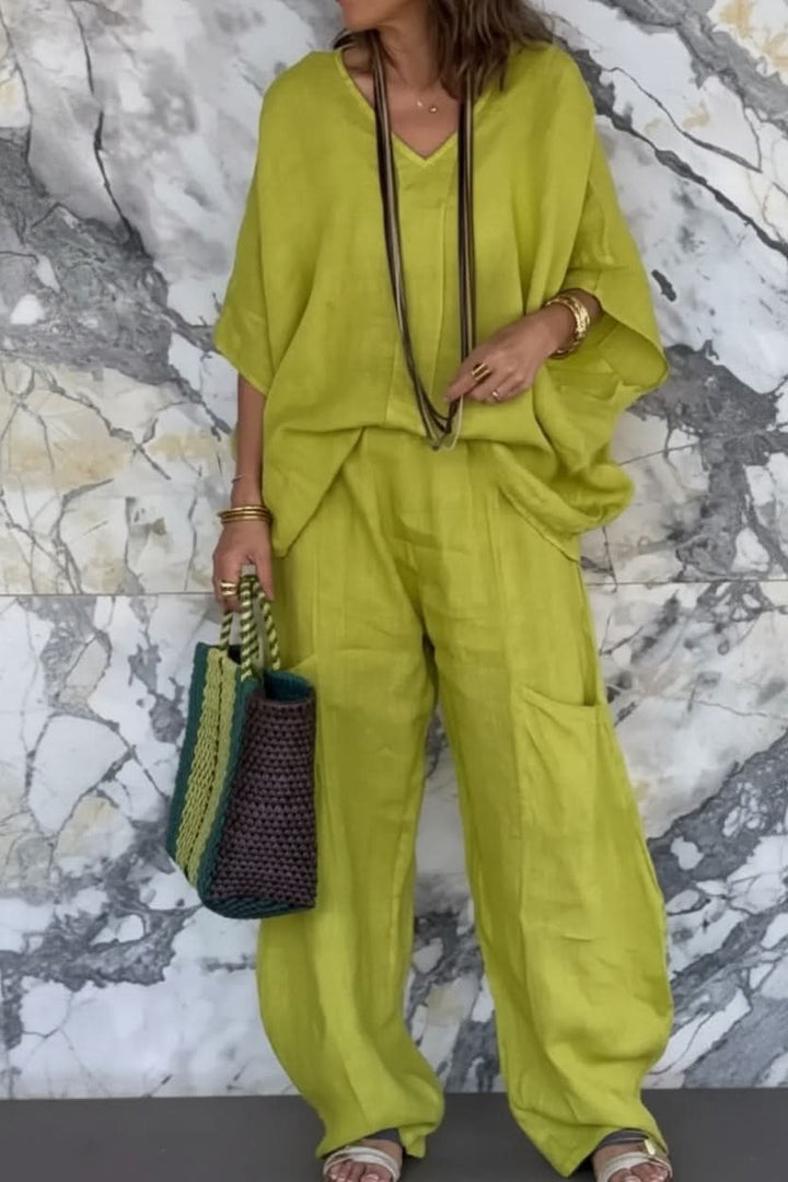 Effortless women's open back pantsuit. Stylish two-piece matching set with a relaxed fit for summer casual wear.