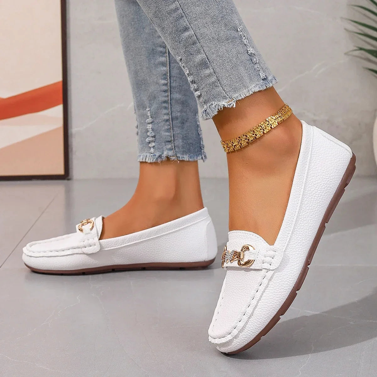 Versatile black loafers for women, ideal for casual elegant style.