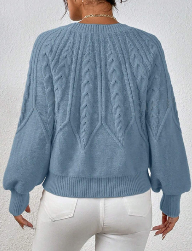 Cropped women's cable knit sweater for an elegant look with stylish balloon sleeves.