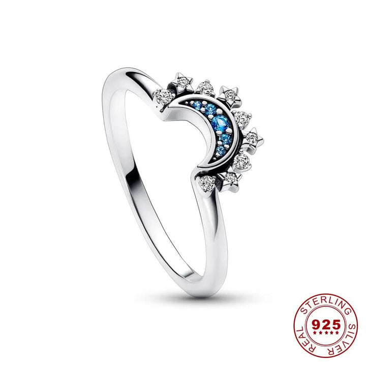 Elegant women's ring: intertwining sun and moon motifs adorned with sparkling crystals.