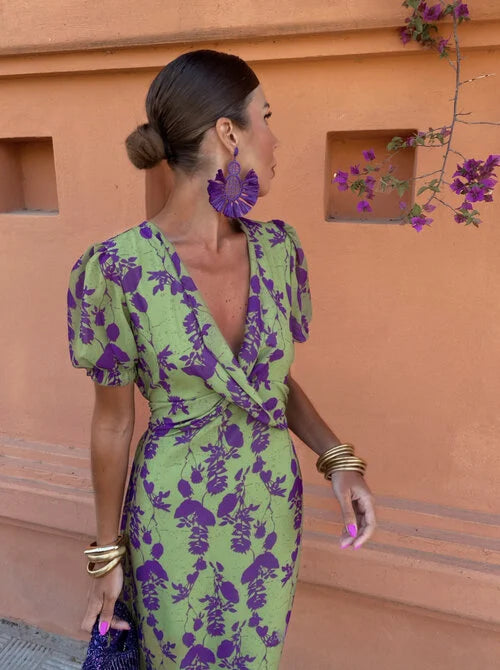 Stylish women's floral summer party dress, elegant design with puff sleeves and a chic V-neck.