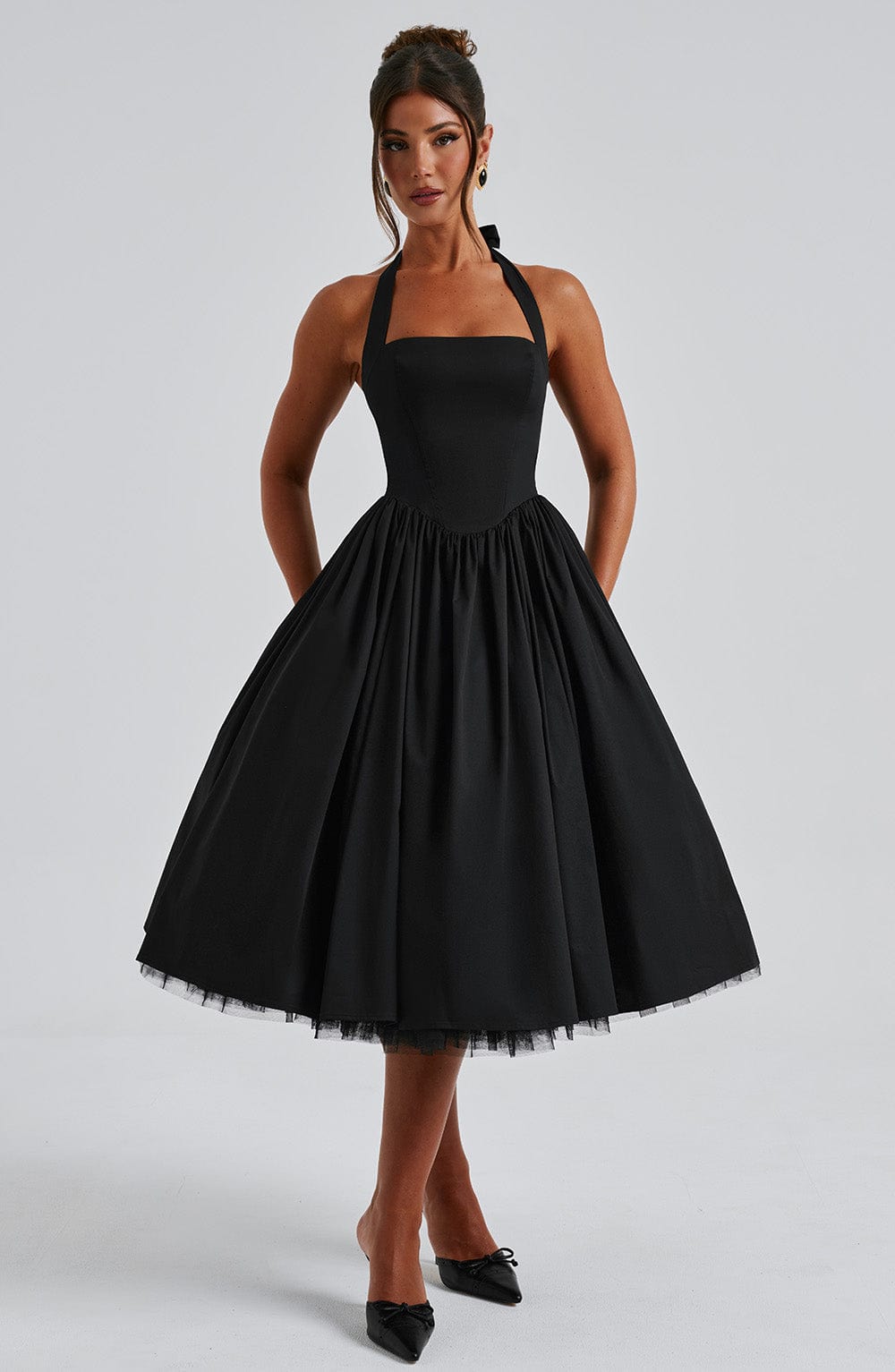 Elegant women's evening wear: halter neck midi dress, perfect for sophisticated party attire.