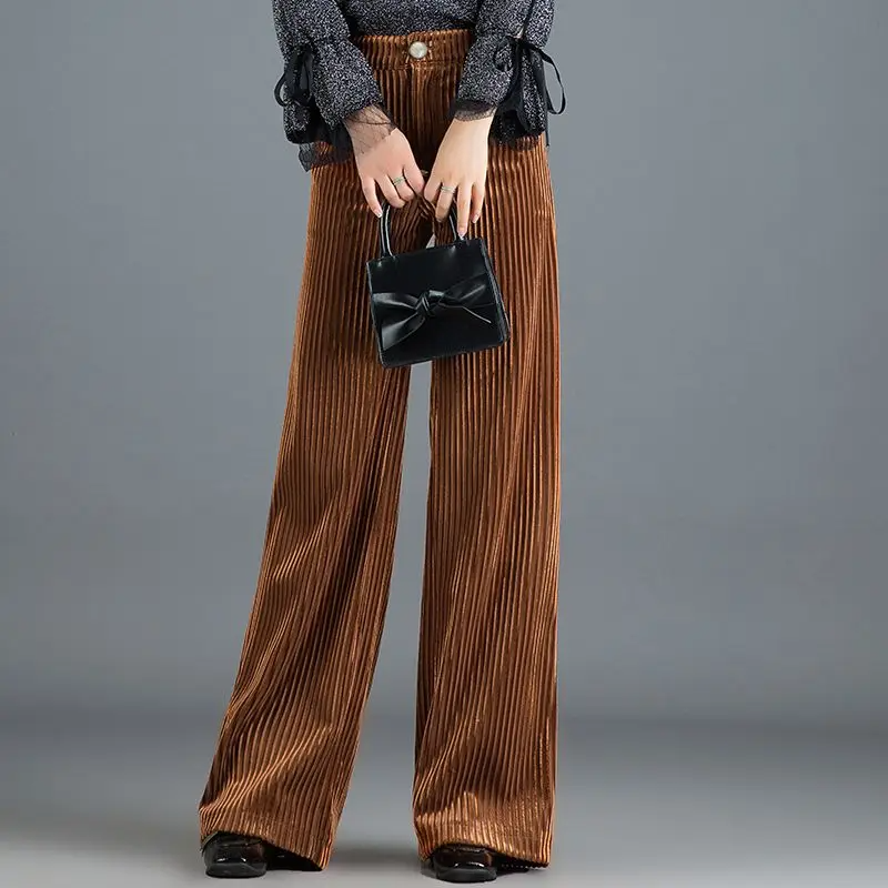 Comfortable women's high-waist wide-leg trousers, ideal for stylish everyday wear or elegant occasions.