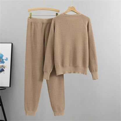 Stylish women's knit lounge set featuring pearl accents. Versatile two-piece sweater and jogger for elegant fall/winter fashion.