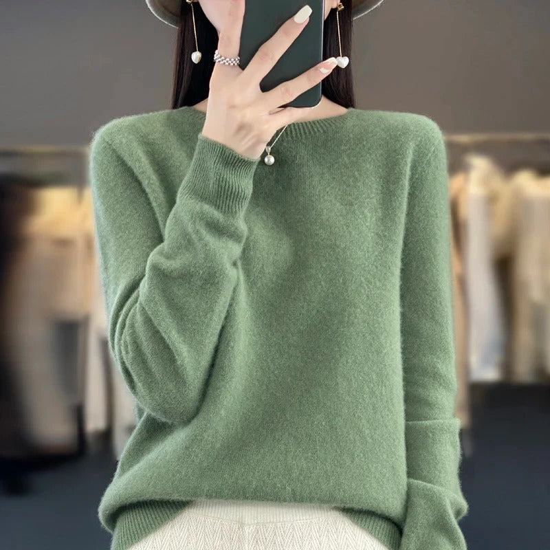 Elegant autumn fashion women's long sleeve sweater. Slim fit, comfortable, and a versatile o-neck for any occasion.