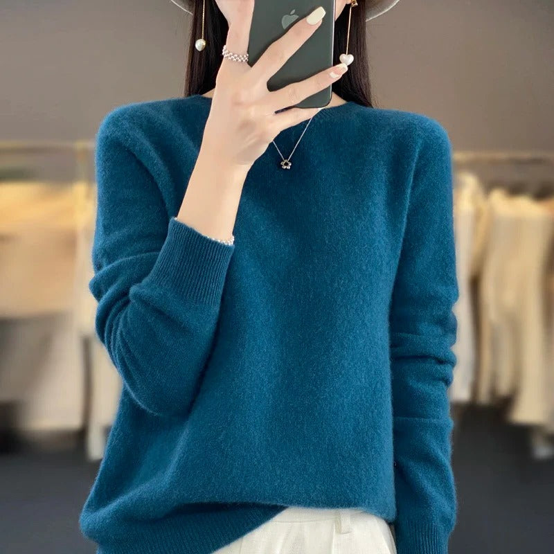 Warm & comfortable women's long sleeve sweater, ideal for autumn fashion. Cozy, elegant classic style for everyday wear.