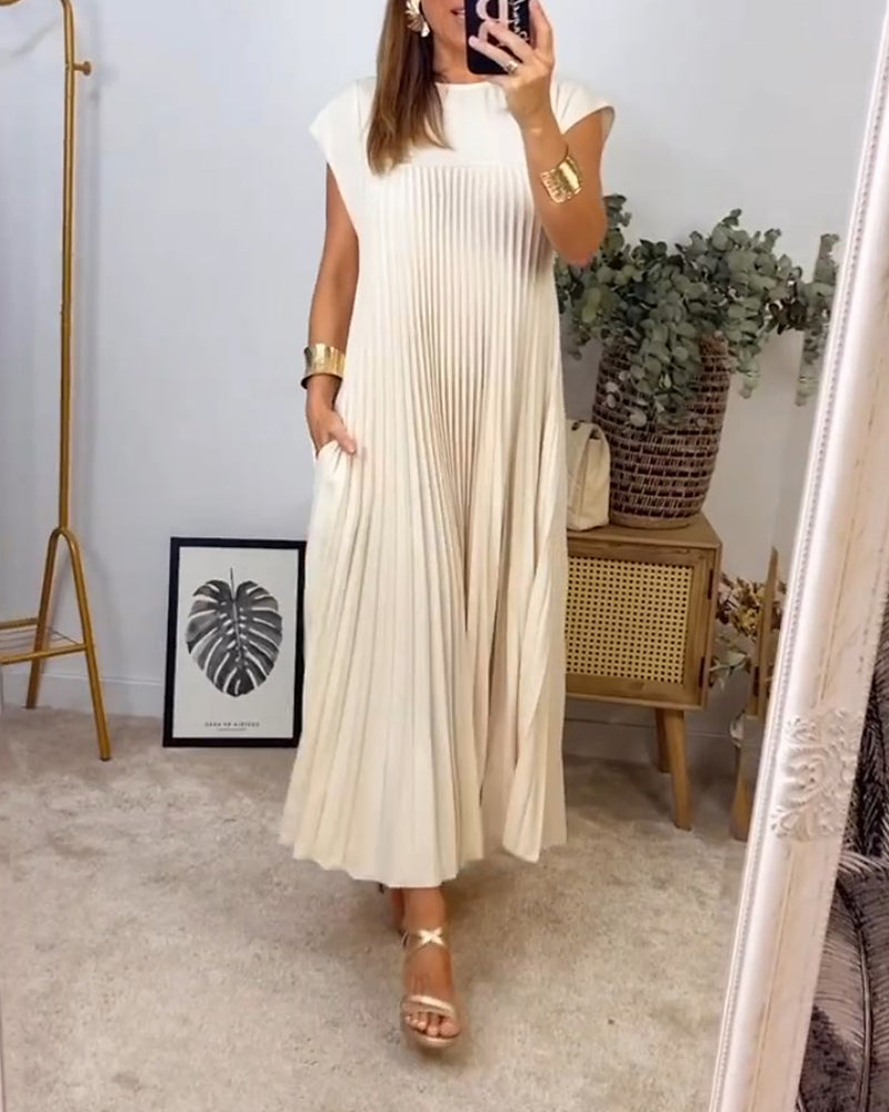 Comfortable women's pleated maxi dress with a beautiful flowing silhouette, ideal for all-day wear.