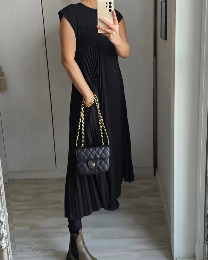 Vibrant women's pleated maxi dress, a flowing and comfortable long dress ideal for versatile summer style.