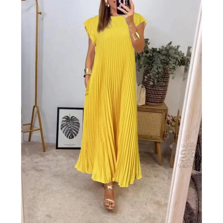 Stylish women's long dress, a pleated maxi with a beautiful flowing design, ideal for summer comfort.