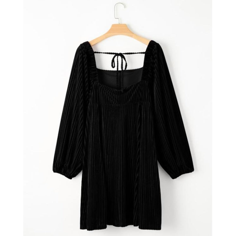 Flattering feminine fashion: Women's elegant pleated midi dress with square neck for evening wear.