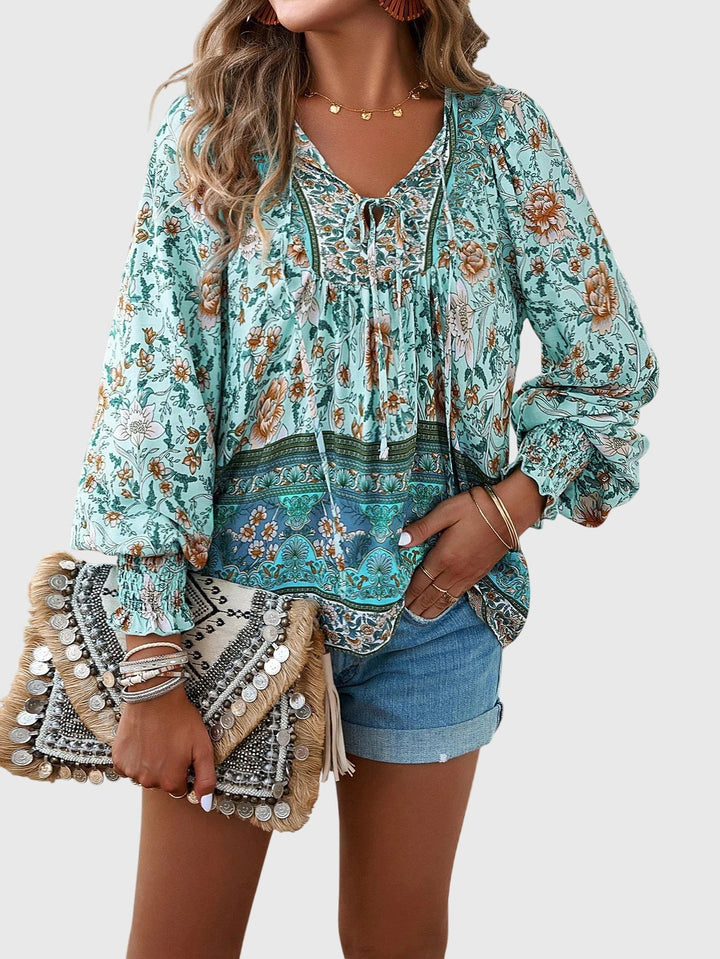 Sophisticated women's pullover, a comfortable long sleeve top ideal for elegant everyday wear. Versatile fashion.