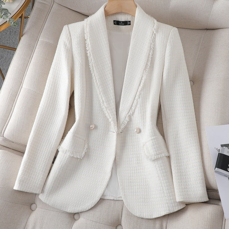 Sophisticated long-sleeve women's blazer, a modern classic with pearl buttons for elegant office fashion.