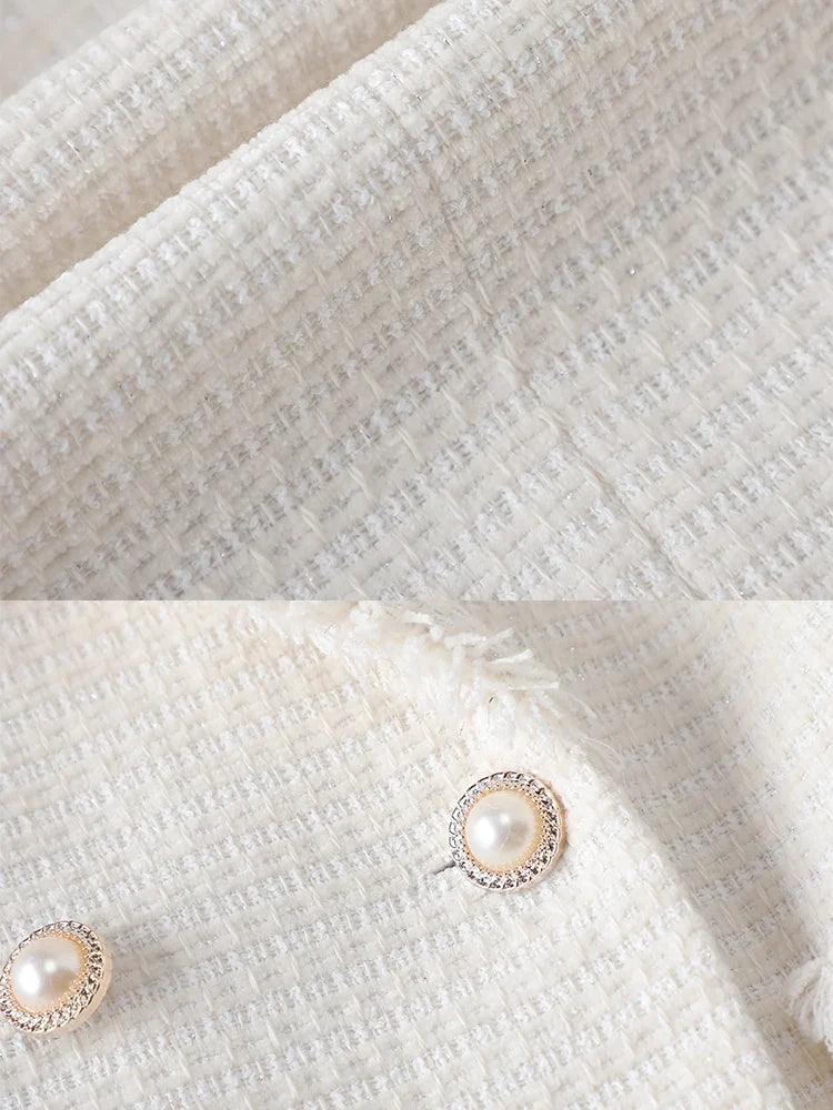 Elegant women's structured blazer, featuring delicate pearl buttons for a sophisticated and chic office look.
