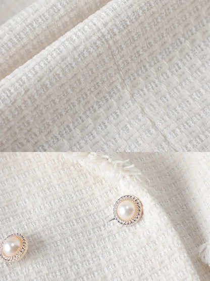 Elegant women's structured blazer, featuring delicate pearl buttons for a sophisticated and chic office look.