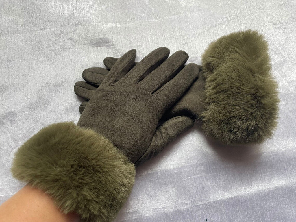 Chic women's suede gloves featuring a luxurious faux fur trim, enhancing any winter outfit.