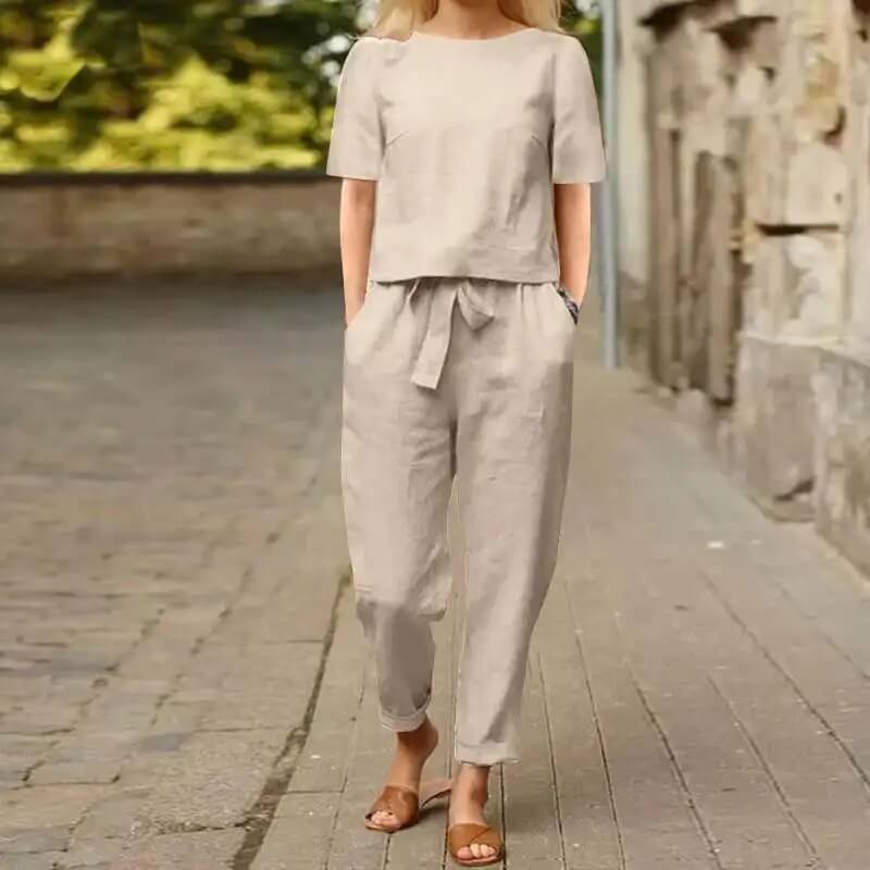 Stylish women's vintage two-piece summer set, featuring a comfortable top and shorts, ideal for loungewear.