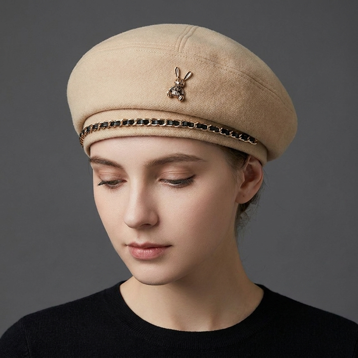 Classy brown women's wool-blend cap, adorned with a dazzling golden bee emblem. Elegant and stylish hat.