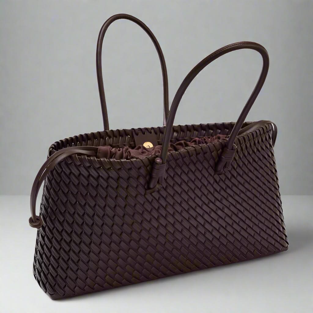 Stylish women's woven leather handbag, perfect for everyday elegance and fashion.