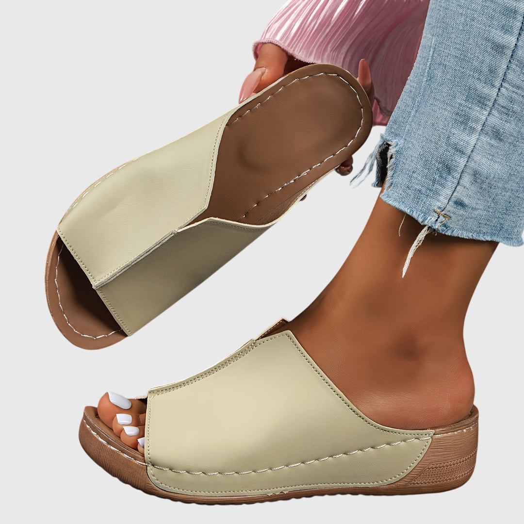 Modern women's ergonomic open-toe flat sandals. Chic casual summer footwear for ultimate walking comfort.