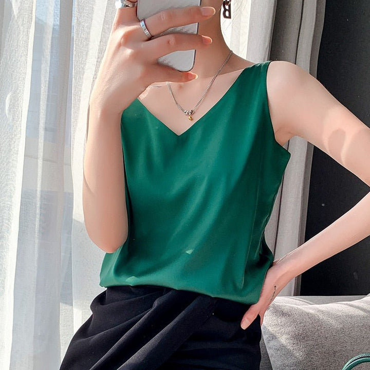 Casual women's tank top, sleeveless and relaxed fit, ideal for everyday wear and summer fashion.